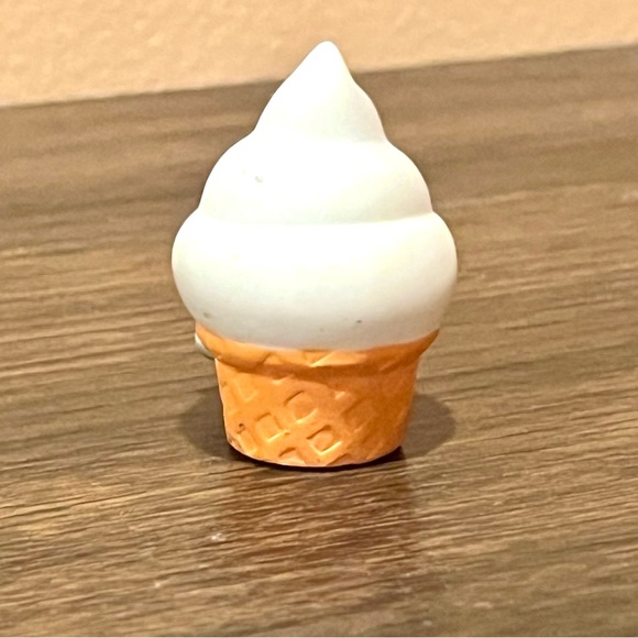 RARE🎉 - KidRobot ice cream cigarette collectible figure - Picture 6 of 11